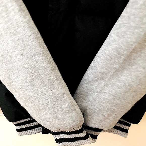 🆕 US ICON puffy Black Vested Jacket w/ Gray sweatpant material sleeves & hood - Picture 8 of 15